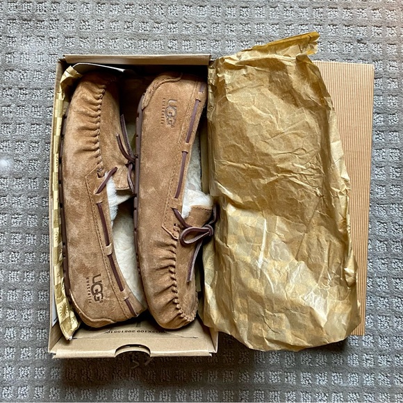 UGG Shoes - NIB Ugg Australia Women’s Chestnut Dakota Slipper Moccasins size 10